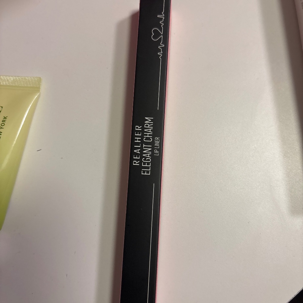 Dual sided lip liner